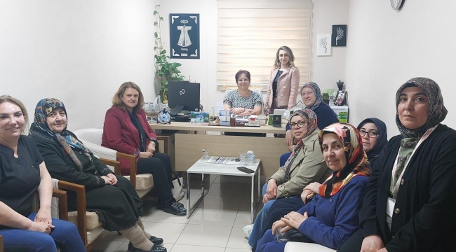 AK PARTİ AKŞEHİR KADIN KOLLARI HEMŞİRELERİ UNUTMADI