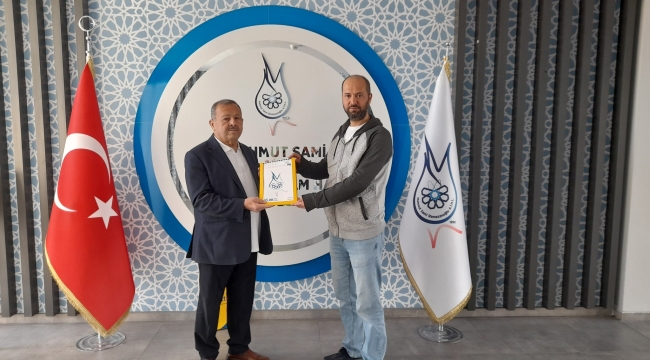 ANNELER GÜNÜNE ÖZEL PULLAR TESLİM EDİLDİ 