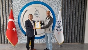 ANNELER GÜNÜNE ÖZEL PULLAR TESLİM EDİLDİ 