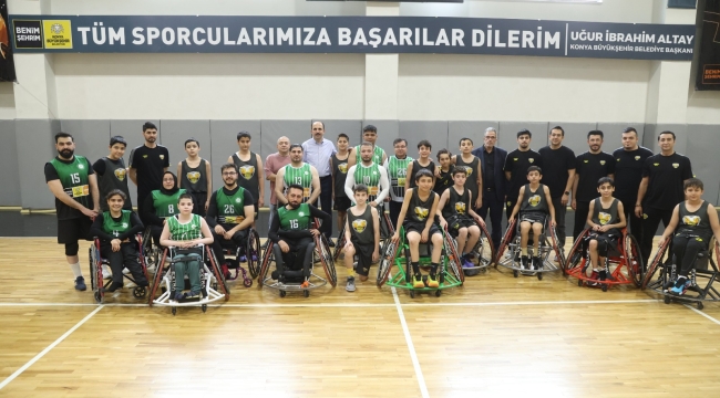 BAŞKAN ALTAY TEKERLEKLİ SANDALYEYE OTURDU ENGELLİ BASKETÇİLERLE MAÇ YAPTI 