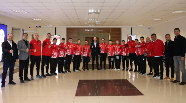 BAŞKAN PEKYATIRMACI ÖZEL SPORCULAR FUTSAL MİLLİ TAKIMI'NI MİSAFİR ETTİ 