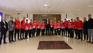 BAŞKAN PEKYATIRMACI ÖZEL SPORCULAR FUTSAL MİLLİ TAKIMI'NI MİSAFİR ETTİ 