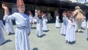 MİNİKLERİN SEMA GÖSTERİSİ DUYGUSAL ANLAR YAŞATTI 