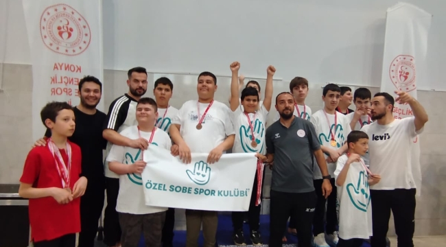 Otizmli yüzücü Alper'den 13 farklı stilde 13 şampiyonluk 