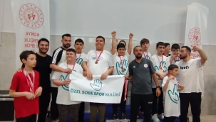 Otizmli yüzücü Alper'den 13 farklı stilde 13 şampiyonluk 