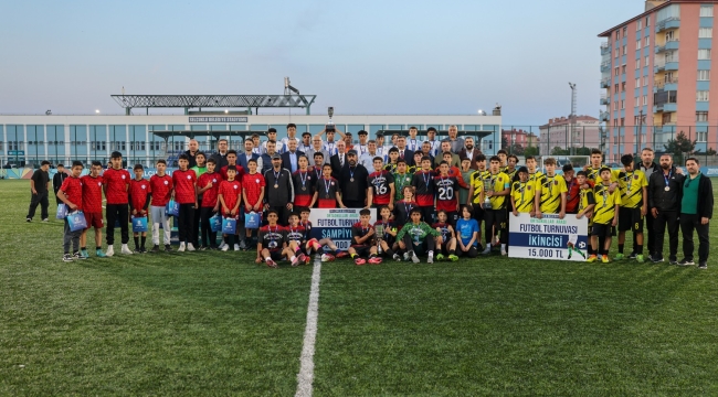 SELÇUKLU BELEDİYESİ ORTAOKULLAR ARASI FUTBOL TURNUVASINDA ŞAMPİYONLAR BELLİ OLDU 