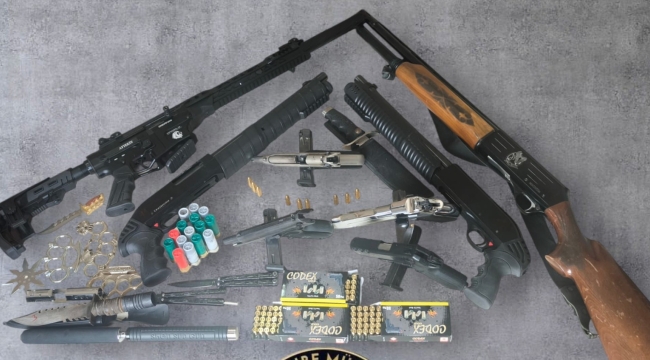 SOSYAL MEDYADA SİLAH TEŞHİRİNE EŞ ZAMANLI OPERASYON: 14 ŞÜPHELİ GÖZALTINA ALINDI 