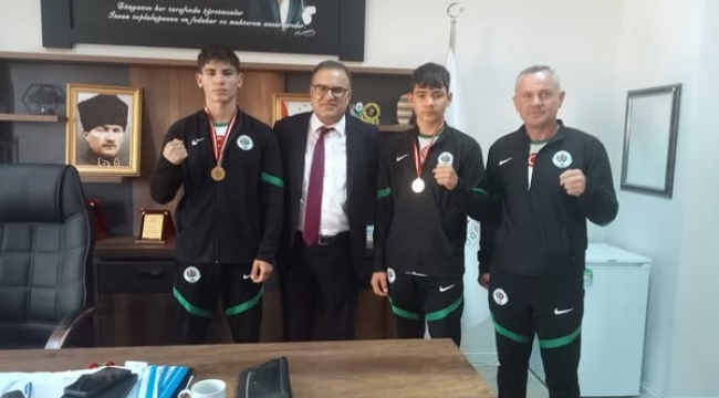 TÜRKİYE İKİNCİSİ BOKSÖRLERDEN İLÇE MİLLİ EĞİTİM MÜDÜRÜ BARBAROS TOPALOĞLU'NA ZİYARET 