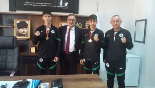 TÜRKİYE İKİNCİSİ BOKSÖRLERDEN İLÇE MİLLİ EĞİTİM MÜDÜRÜ BARBAROS TOPALOĞLU'NA ZİYARET 