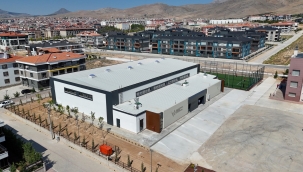 AHMET ÇALIK KAPALI SPOR SALONU VE SUNİ ÇİM SAHASI'NIN YAPIMI TAMAMLANDI 