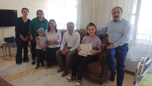 Depremzede Öğrenciye Karnesi Evde Verildi 