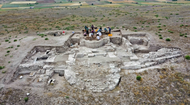 LYSTRA ANTİK KENTİ'NDE KAZILAR DERİNLEŞTİKÇE, TARİHİ MİRAS GÜN YÜZÜNE ÇIKIYOR 