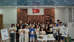 Minik Şairden Büyük Adım: "Şiirlerle Düşelim Yola" Kitabı İçin İmza Günü Düzenlendi 