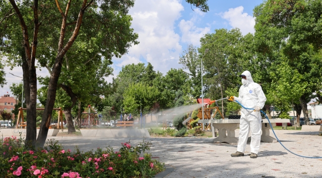SELÇUKLU'DA YEŞİL ALANLARIN İLAÇLAMA ÇALIŞMALARI DEVAM EDİYOR 