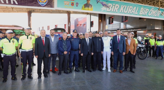 Vali Akın, Kurban Bayramı Öncesi Konya Şehirler Arası Otobüs Terminali'nde Bayram Tedbirlerini İnceledi 