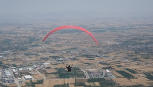 AKŞEHİR SEMALARI RENKLENDİ: PARAŞÜT YARIŞMASI BAŞLADI 