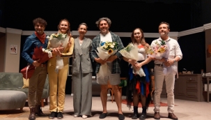 EV HALİ SAHNEYE TAŞTI, SEYİRCİ KAHKAHAYA BOĞULDU 