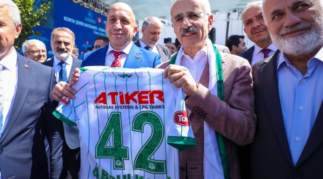 Katırcı'dan Bakan Uraloğlu'na forma ve atkı hediyesi 