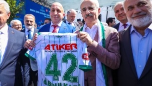 Katırcı'dan Bakan Uraloğlu'na forma ve atkı hediyesi 