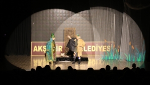 KAZAK EKİP HİT ALDAR İLE AYAKTA ALKIŞLANDI 