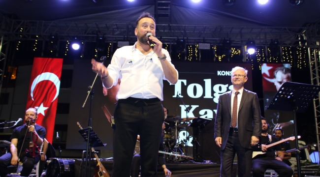 KULAKLARIN PASI SİLİNDİ, MEYDAN TOLGA KAYA ŞARKILARLARIYLA DOLDU TAŞTI 