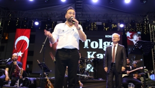 KULAKLARIN PASI SİLİNDİ, MEYDAN TOLGA KAYA ŞARKILARLARIYLA DOLDU TAŞTI 