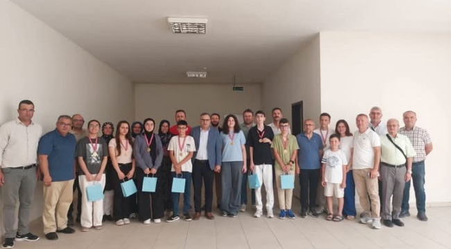 LGS'de Yüzde 1'lik Dilimde Başarı Gösteren Öğrenciler Ödüllendirildi 