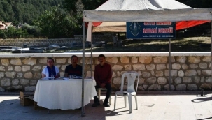 Seyyid Mahmud Hayrani Derneği Açtığı Stantta Ziyaretçilerine Su İkram Ediyor 