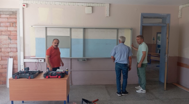 YUNAK'TA OKULLARA BAKIM YAPILIYOR 