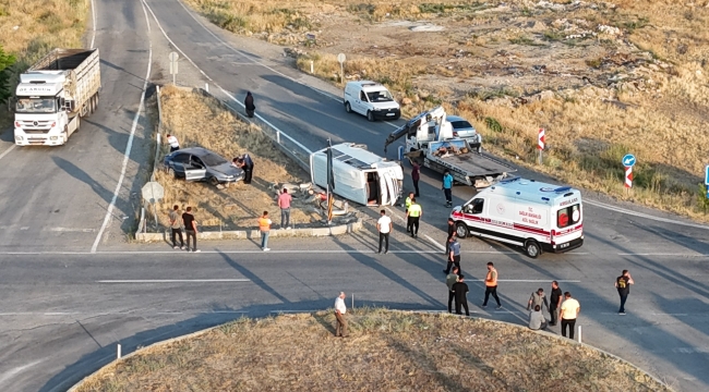 YUNAK YAVAŞLI KAVŞAĞI'NDA FECİ KAZA: 14'Ü TARIM İŞÇİSİ 15 YARALI