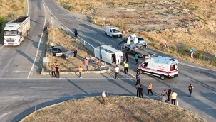 YUNAK YAVAŞLI KAVŞAĞI'NDA FECİ KAZA: 14'Ü TARIM İŞÇİSİ 15 YARALI 