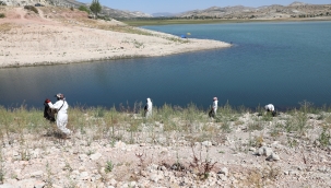 ALTINAPA BARAJ GÖLÜ ÇEVRESİNDE TEMİZLİK ÇALIŞMASI YAPTI 