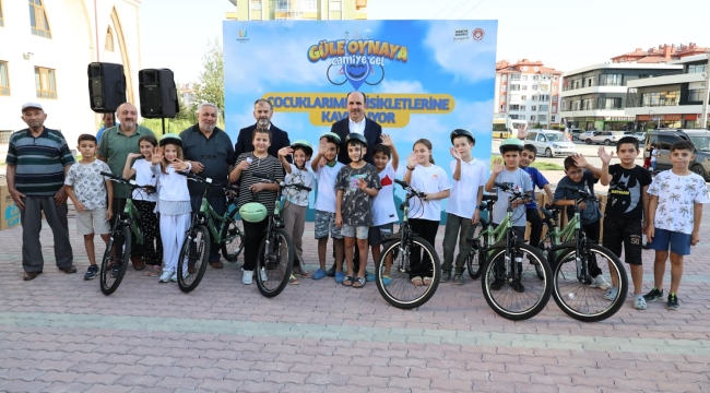 BAŞKAN ALTAY 40 GÜN SABAH NAMAZINA GİDEREK BİSİKLET KAZANAN ÇOCUKLARLA BULUŞTU 