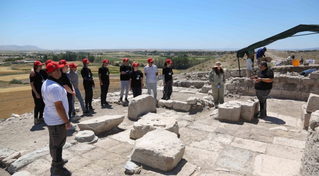 GENÇLER BİNLERCE YILLIK TARİHE DOKUNDU 