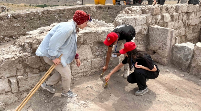 GENÇLER BİNLERCE YILLIK TARİHE DOKUNDU