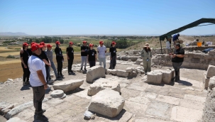 GENÇLER BİNLERCE YILLIK TARİHE DOKUNDU 