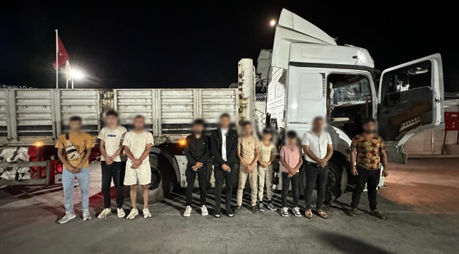 KONYA'DA TIR İÇİNDE 9 DÜZENSİZ GÖÇMEN VE 1,5 MİLYON TL DEĞERİNDE KAÇAK ELEKTRONİK SİGARA ELE GEÇİRİLDİ 