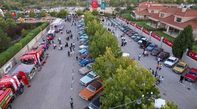 MERAM'DA 'KLASİK OTOMOBİL SERGİSİ' GEÇMİŞE GÖTÜRDÜ 