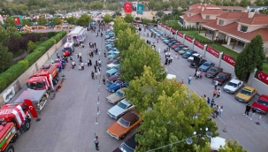 MERAM'DA 'KLASİK OTOMOBİL SERGİSİ' GEÇMİŞE GÖTÜRDÜ 