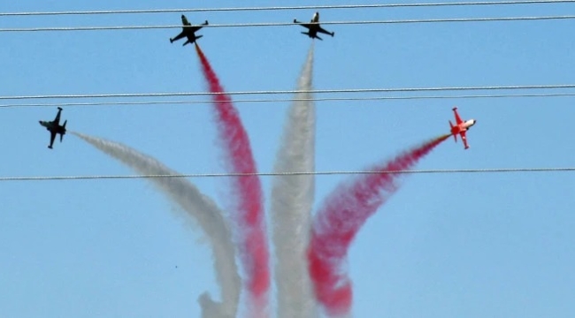 Türk Yıldızları'nın Akşehir'deki Gösterisi Nefesler Tutularak İzlendi 