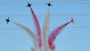 Türk Yıldızları'nın Akşehir'deki Gösterisi Nefesler Tutularak İzlendi 