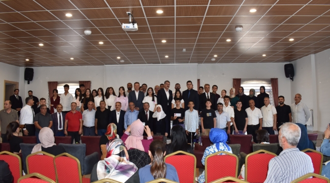 YUNAK'IN ALTIN ÇOCUKLARININ LGS BAŞARISI ÖDÜLLENDİRİLDİ 