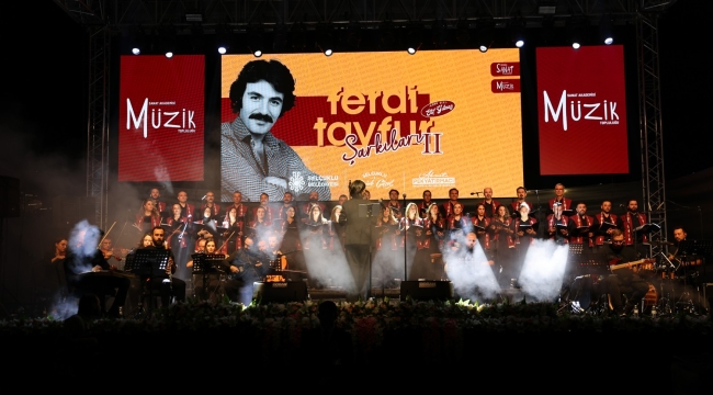 FERDİ TAYFUR ŞARKILARI BU KEZ AÇIK HAVADA BİNLERCE SANATSEVERLE BULUŞTU 