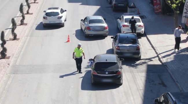 Konya'da eşiyle yer değiştiren ehliyetsiz sürücü drone'un gözünden kaçamadı