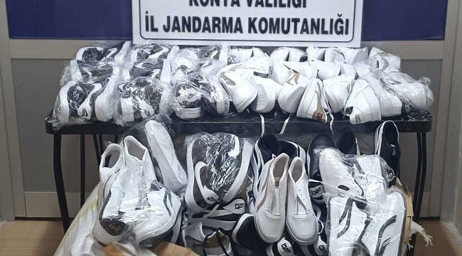 Konya Karapınar'da Jandarma 128 çift kaçak spor ayakkabı ele geçirdi 