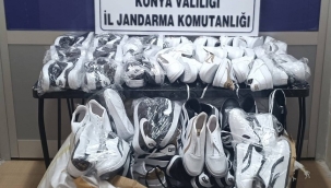 Konya Karapınar'da Jandarma 128 çift kaçak spor ayakkabı ele geçirdi 