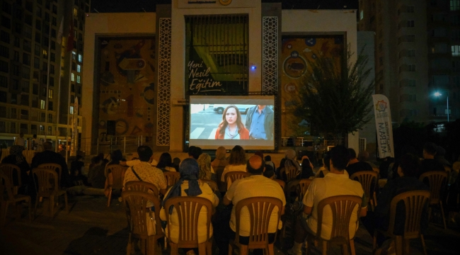 MERAM'DA GENÇLER, YILDIZLARIN ALTINDA SİNEMA KEYFİ YAŞADI 