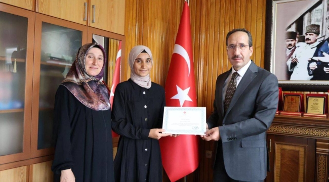 MÜFTÜ  MÜJDECİ'DEN STAJYER ÖĞRENCİYE BELGE VE HEDİYE TAKDİMİ 