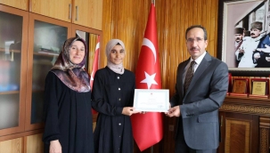 MÜFTÜ  MÜJDECİ'DEN STAJYER ÖĞRENCİYE BELGE VE HEDİYE TAKDİMİ 