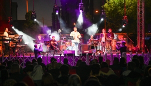 SELÇUKLU'DA İKİ GÜN BOYUNCA 90'LAR POP RÜZGARI ESTİ 